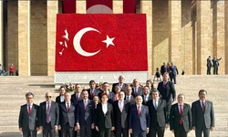 Meral Akşener partililerle Anıtkabir'i ziyaret etti! Cumhuriyetimizin yılmaz bekçileri olacağız