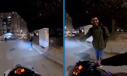 Motosiklet sürücüsü ile yaya arasında yol verme inadı! O anlar gündem oldu