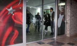 Antalya'da CHP il binasına taşlı saldırı!