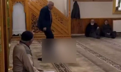 Camide skandal görüntü! Başkan adayı Kur'an-ı Kerim'i önce öptü sonra ayağıyla üstüne bastı