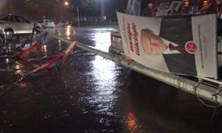 Ankara'da korkutan fırtına! Aydınlatma direği yola devrildi