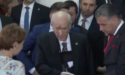 Devlet Bahçeli oy kullanmaya kolu sargılı yüzünde morluklarla geldi! Devlet Bahçeli'ye ne oldu?