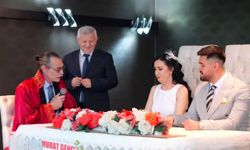 Erdal Beşikçioğlu belediye başkanı olarak ilk nikahını kıydı