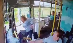 Kapısı açık ilerleyen yolcu otobüsünden düştü! O anlar kamerada...