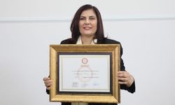 CHP'li Özlem Çerçioğlu'na yemekhanede mazbata verildi!