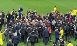 Derbi bitti kavga bitmedi! Fenerbahçeli futbolcular Galatasaray'ın sahasının ortasında bayrak açtı...