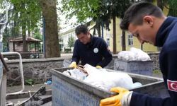 Belediye başkanı 1 Mayıs'ta işçilerle birlikte çöp topladı