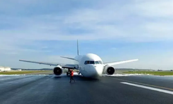 Antalya'da faciaya ramak kala! Bir yolcu uçağı ön dikme üzerine indi