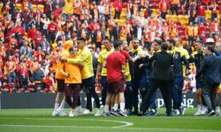 Galatasaray ve Fenerbahçe oyuncuları arasında sahada gerginlik!