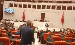 Meclis'te ilginç anlar: CHP'li Cevdet  Akay, 20 metrelik listeyi Genel Kurul'da sergiledi!