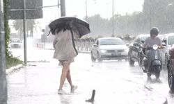 Antalya'da yağmur ve fırtına hayatı felç etti! Plajlar boşaldı, uçuşlar durdu, tramvaylar hareket edemedi