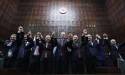 Trabzon'da iki belediye AK Parti'ye geçti: Rozetleri Cumhurbaşkanı Erdoğan taktı