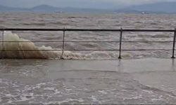 Sarı alarm sonrası İzmir'i fırtına vurdu: Dikili'de deniz taştı!