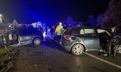 İzmir’de iki otomobil çarpıştı: Araçlar hurdaya döndü, 4 yaralı