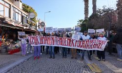 İzmir'de denize dip çamuru dökülmesi protesto edildi: Sahilde insan zinciri kuruldu