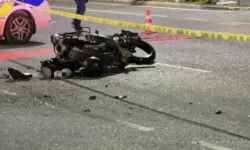 İzmir'de feci kaza... Otomobil motosiklete çarpıp kaçtı!