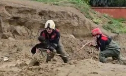 Torbalı’da çamura saplanan iki çocuk itfaiye ekiplerince kurtarıldı
