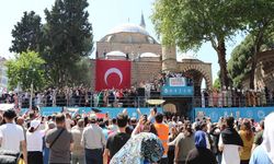Manisa Mesir Festivali’nde büyük coşku: 45 noktadan 10 ton macun saçıldı