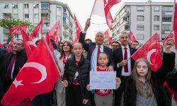 Gaziemir’de 23 Nisan korteji sokakları kırmızı beyaza boyadı