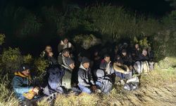 İzmir’de kaçış hazırlığı jandarmaya takıldı: Durdurulan araçtan 21 göçmen çıktı