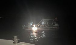 Motoru arızalanan bot Karaburun açıklarında sürüklendi: 2'si çocuk 17 kişi kurtarıldı