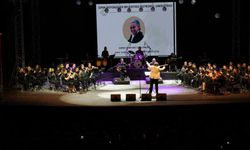 İzmir'de Edip Akbayram ve Volkan Konak şarkılarla anıldı