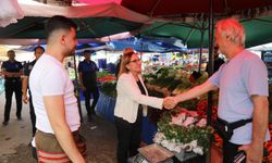 Güzelbahçe’de Başkan Vekili Akın pazarda vatandaşla buluştu