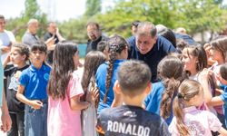 Başkan Tugay’dan İzmirli çocuklara karne hediyesi