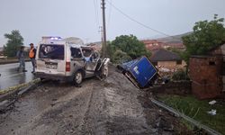 İzmir-Uşak yolunda feci kaza: 2 ölü, 4 yaralı