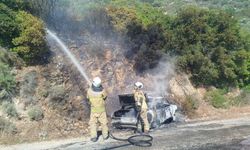 İzmir'de otomobil yangını: Seyir halindeki araç alev topuna döndü