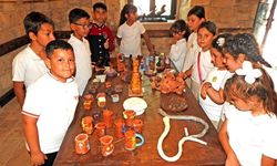 Alaçatı’da minik öğrencilerden geri dönüşüm sergisi, atıklar sanat eserine dönüştü