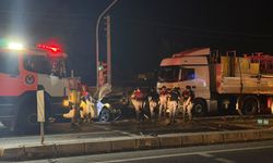 Aliağa'da can pazarı: Tırın çarptığı araçta 1'i ağır 5 kişi yaralandı