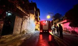 İzmir'de yangın paniği: Odun ateşinden sıçrayan alevler evi kül edecekti