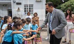 Bornovalı minik eller toprakla buluşuyor: Dokuz Eylül İlköğretim Okulu’nda çilek fidesi sevinci