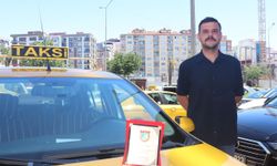 Değerli eşyaları sahibine teslim etti... İzmir'de yardımsever taksiciye plaket
