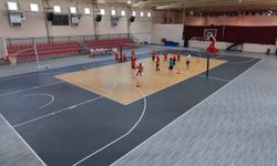 Çiğli Atatürk Kapalı Spor Salonu yenilenen yüzüyle sporculara kapılarını açtı
