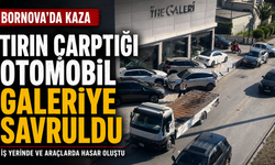 Bornova’da feci kaza: Tırın çarptığı otomobil galeriye daldı