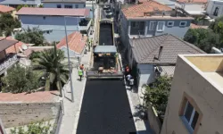 Urla’nın yolları yenileniyor: 50 bin ton sıcak asfalt, 60 bin metrekare parke döşenecek