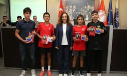 Karşıyaka’nın “altın çocukları” Belediye Meclisi’nde ödüllendirildi