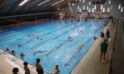 Karşıyaka'da kapalı yüzme havuzuna büyük ilgi: Her yaştan vatandaşlara davet var!