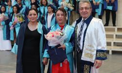 Görme engelli Kardelen annesinin desteğiyle üniversiteden mezun oldu