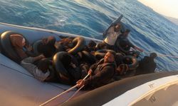 Karaburun açıklarında can pazarı: İzmir açıklarında sürüklenen bottaki 21 göçmen kurtarıldı