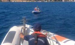 İzmir’de denizde can pazarı: Foça’da sürüklenen lastik bottaki 2 kişi kurtarıldı