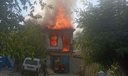 İzmir'de korkutan yangın: İki katlı ev alevlere teslim oldu