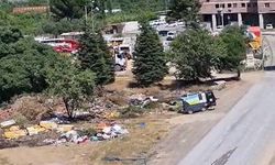 Kemalpaşa Belediyesi binasının arkasındaki çöp ve moloz yığınına vatandaşlardan tepki