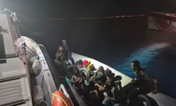 İzmir açıklarında can pazarı! Lastik botta 14 düzensiz göçmen yakalandı