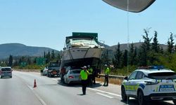 İzmir Güzelbahçe’de sıra dışı kaza: Otomobil tekneye çarptı!