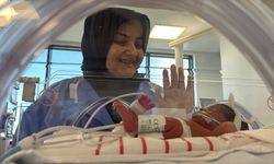 İzmir'de anne karnında ayrık omurga ameliyatı Ömer Asaf'a umut oldu