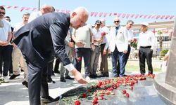 Menemen’de Srebrenitsa Anıtı’na karanfiller bırakıldı