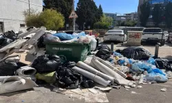 İzmir'de tepki çeken görüntüler! Molozlar yola kadar taştı